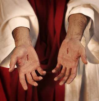 Las señales de los clavos en sus manos son recordatorios de la muerte que Él sufrió por nuestros pecados